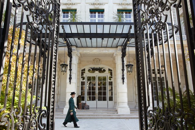 Entrance Shangri-La Hotel, Paris