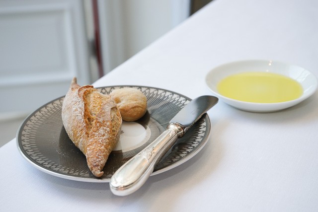 01_French-Bread-at-LAlbeille-Restaurant-Shangri-La-Hotel-Paris